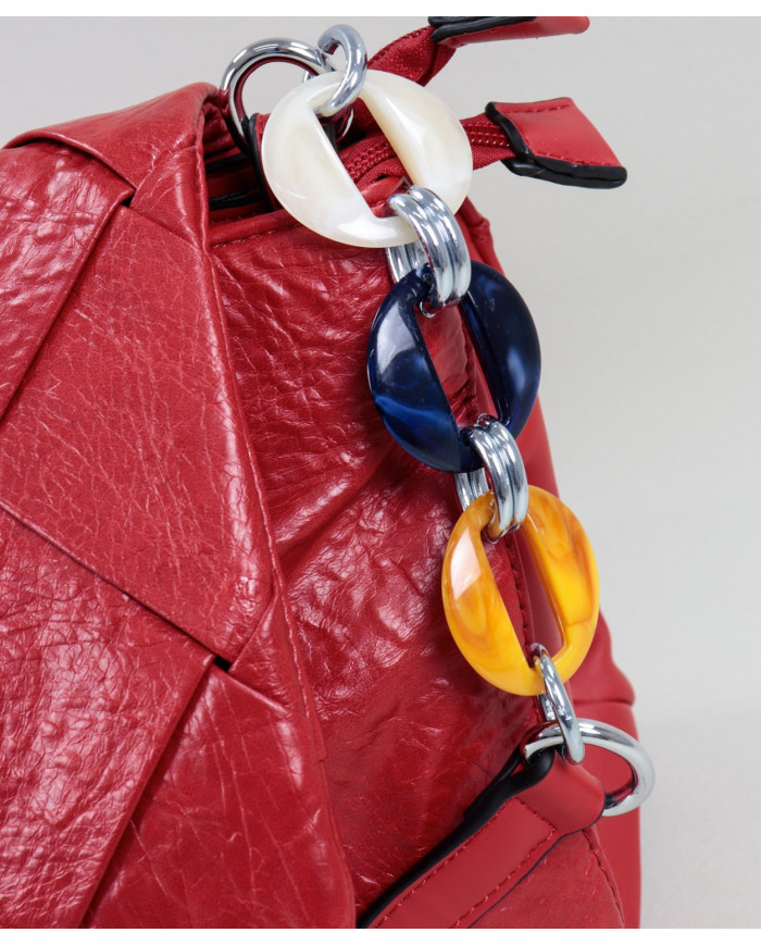 Mala roja con manija decorada